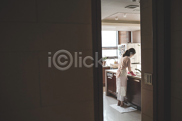 40대 성인 여자 중년 중년여자한명만 한국인 한명 JPG 뒷모습 포토 가사 서기 설거지 실내 싱크대 우먼라이프 전신 주방 주부