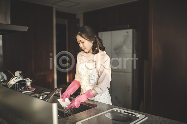 피곤 40대 성인 여자 중년 중년여자한명만 한국인 한명 JPG 포토 가사 상반신 서기 설거지 실내 싱크대 우먼라이프 주방 주부