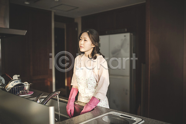 피곤 40대 성인 여자 중년 중년여자한명만 한국인 한명 JPG 앞모습 포토 가사 상반신 서기 설거지 실내 싱크대 우먼라이프 주방 주부 힘듦