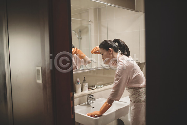 피곤 40대 성인 여자 중년 중년여자한명만 한국인 한명 JPG 옆모습 포토 상반신 서기 실내 우먼라이프 주부 청소 화장실 힘듦