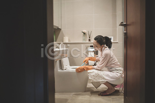 피곤 40대 성인 여자 중년 중년여자한명만 한국인 한명 JPG 옆모습 포토 변기 실내 앉기 우먼라이프 전신 주부 청소 화장실 힘듦