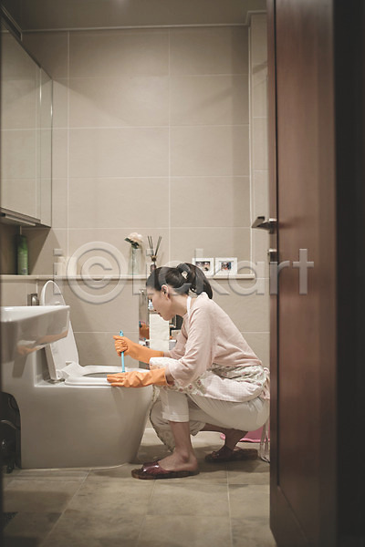 피곤 40대 성인 여자 중년 중년여자한명만 한국인 한명 JPG 옆모습 포토 변기 실내 앉기 우먼라이프 전신 주부 청소 화장실 힘듦