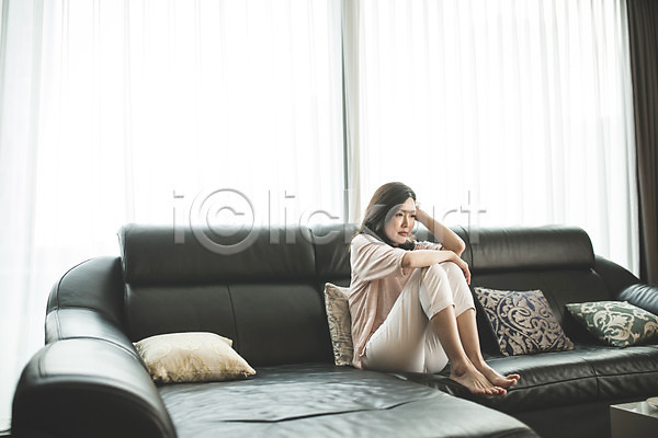 슬픔 40대 성인 여자 중년 중년여자한명만 한국인 한명 JPG 앞모습 포토 PTSD 거실 소파 실내 앉기 우먼라이프 우울증 전신 주부