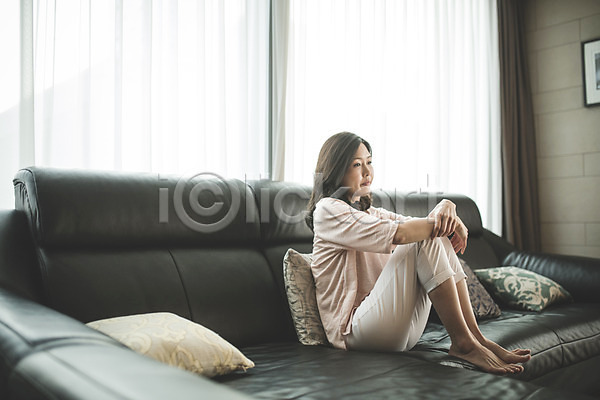 슬픔 40대 성인 여자 중년 중년여자한명만 한국인 한명 JPG 앞모습 포토 PTSD 거실 소파 실내 앉기 우먼라이프 우울증 전신 주부