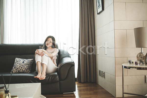 슬픔 40대 성인 여자 중년 중년여자한명만 한국인 한명 JPG 앞모습 포토 거실 소파 실내 앉기 우먼라이프 우울증 전신 주부