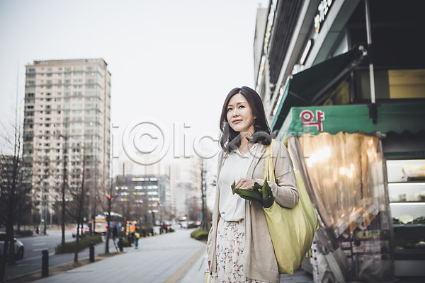 40대 성인 여자 중년 중년여자한명만 한국인 한명 JPG 앞모습 포토 들기 상반신 서기 시장바구니 야외 우먼라이프 장보기 주간 주부