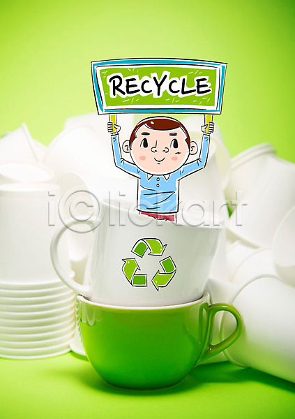 남자 어린이 한명 AI(파일형식) 포토일러 그린캠페인 들기 자연보호 재활용 재활용표시 종이컵 팻말 화살표