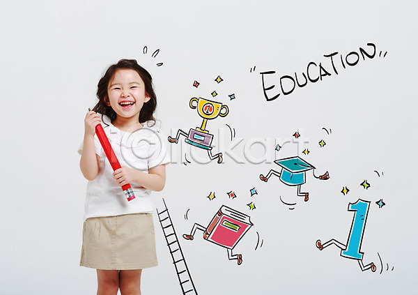 어린이 여자 한국인 한명 AI(파일형식) 포토일러 1 사다리 상반신 어린이교육 연필 웃음 책 트로피 학사모