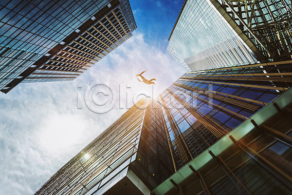 남자 성인 한명 JPG 디지털합성 로우앵글 편집이미지 구름(자연) 도시 디지털아트 비즈니스 비즈니스맨 비행 빌딩 하늘