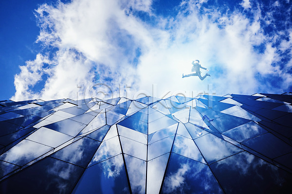 남자 성인 한국인 한명 JPG 디지털합성 편집이미지 구름(자연) 디지털아트 비즈니스 비즈니스맨 빌딩 빛 점프 하늘
