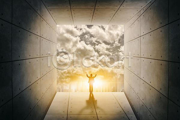 남자 성인 한명 JPG 뒷모습 디지털합성 실루엣 편집이미지 구름(자연) 도시 디지털아트 비즈니스 비즈니스맨 빌딩 빛 손들기 터널 하늘