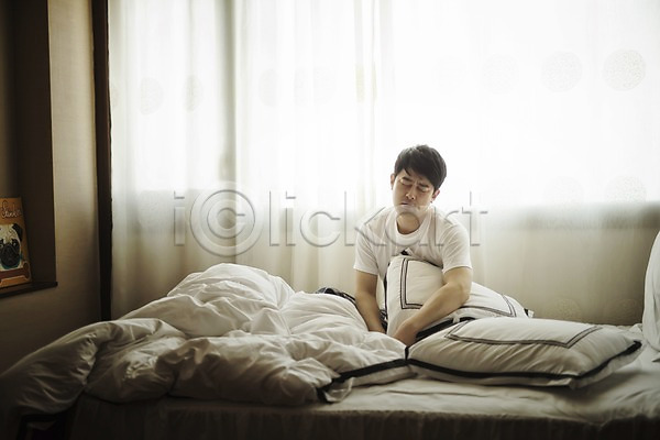 피곤 40대 남자 성인 중년 중년남자한명만 한국인 한명 JPG 앞모습 포토 기상(잠에서깸) 맨라이프 상반신 실내 앉기 침대 침실