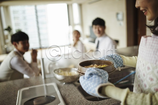 화목 10대 40대 남자 여러명 여자 한국인 JPG 아웃포커스 옆모습 포토 가족 가족라이프 된장찌개 딸 미소(표정) 서기 식사 식탁 실내 아들 아빠 앉기 엄마