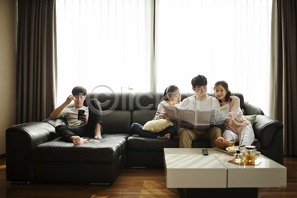 휴식 10대 40대 남자 여러명 여자 한국인 JPG 앞모습 포토 가족 가족라이프 거실 들기 딸 소파 신문 실내 아들 아빠 앉기 엄마 읽기 전신
