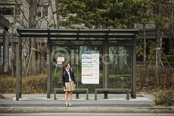 10대 십대여자한명만 여자 청소년 한국인 한명 JPG 포토 교복 기다림 등하교 버스 버스정류장 서기 십대라이프스타일 야외 여학생 전신 주간