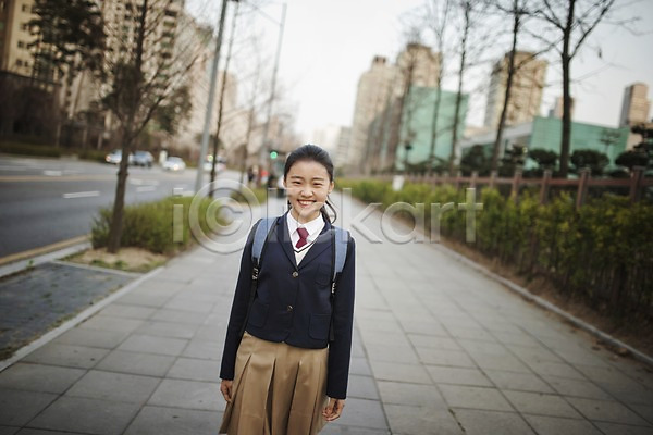 10대 십대여자한명만 여자 청소년 한국인 한명 JPG 앞모습 포토 거리 걷기 교복 등하교 미소(표정) 상반신 십대라이프스타일 야외 여학생 주간