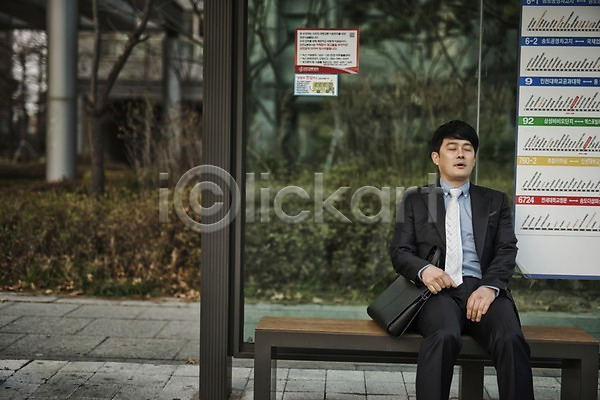 피곤 40대 남자 성인 중년 중년남자한명만 한국인 한명 JPG 앞모습 포토 기다림 맨라이프 버스정류장 상반신 서류가방 앉기 야외 정장 주간 퇴근