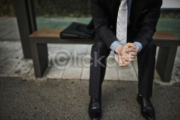 고민 40대 남자 성인 중년 중년남자한명만 한국인 한명 JPG 앞모습 포토 기다림 맨라이프 버스정류장 서류가방 앉기 야외 정장 주간 퇴근 하반신