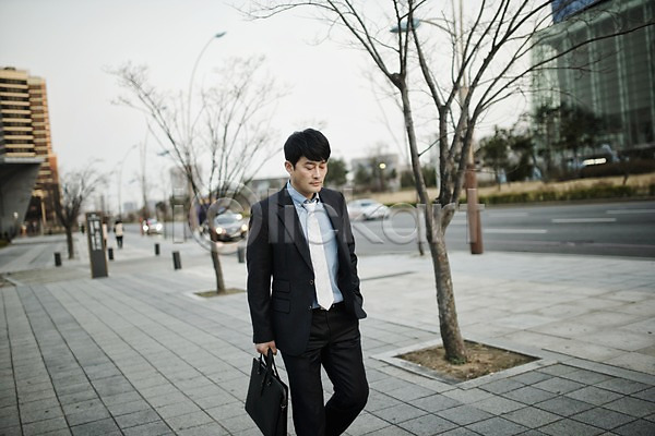 피곤 40대 남자 중년 중년남자한명만 한국인 한명 JPG 앞모습 포토 거리 걷기 맨라이프 상반신 서류가방 야외 정장 주간 퇴근