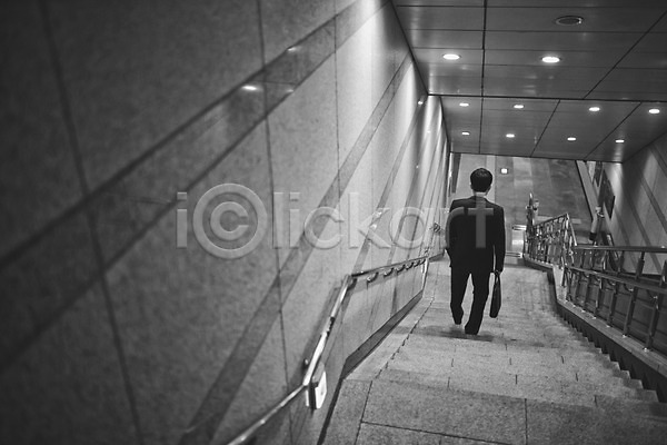 피곤 40대 남자 성인 중년 중년남자한명만 한국인 한명 JPG 뒷모습 포토 걷기 계단 맨라이프 서류가방 야외 전신 정장 퇴근