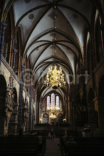 여러명 외국인 JPG 포토 독일 브레멘 상들리에 성당 성페트리대성당 실내 여행객 풍경(경치)