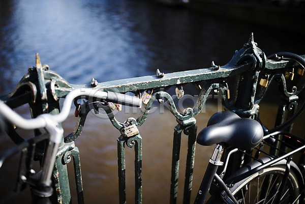 사람없음 JPG 포토 강 난간 네덜란드 암스테르담 야외 자전거 주간 풍경(경치)