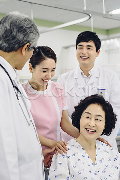 30대 60대 남자 성인 성인만 여러명 여자 중년 한국인 JPG 포토 간병인 간호 간호사 병실 병원 서기 실내 의사 의학 환자 환자복 휠체어