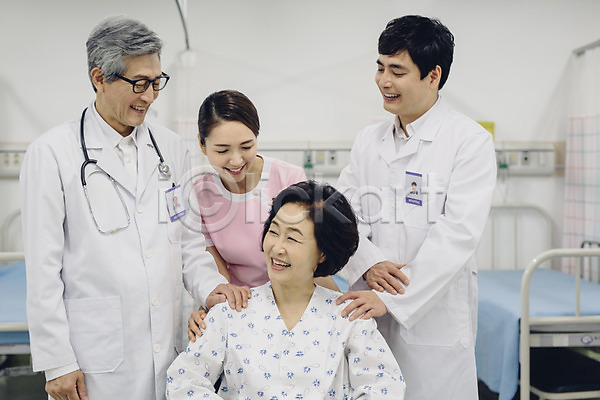 30대 60대 남자 성인 성인만 여러명 여자 한국인 JPG 앞모습 포토 간병인 간호 간호사 미소(표정) 병실 병원 서기 실내 의사 의학 환자 환자복 휠체어