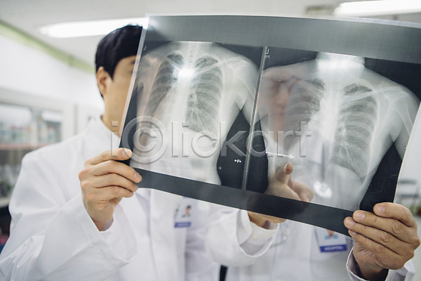 30대 60대 남자 두명 성인 한국인 JPG 포토 들기 병원 손 손짓 실내 엑스레이 의사 의학 진료 진료실 치유