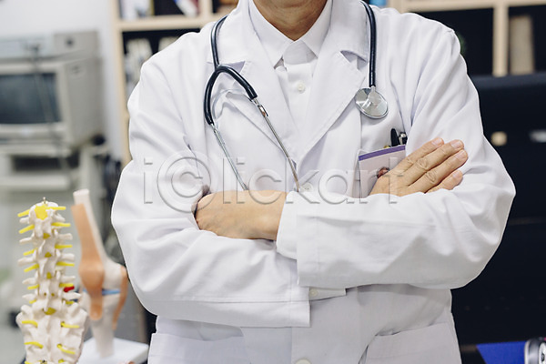 60대 남자 노년 성인 한국인 한명 JPG 앞모습 포토 병원 실내 의사 의사가운 의학 인체모형 팔짱
