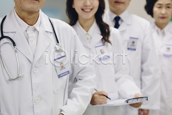 30대 60대 남자 성인 성인만 여러명 여자 한국인 JPG 아웃포커스 포토 병원 상반신 서기 서류판 실내 의사 의사가운 의학 청진기