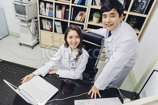 30대 남자 두명 성인 성인만 여자 한국인 JPG 포토 노트북 병원 서기 실내 앉기 올려보기 의사 의사가운 의학 진료실 책상 책장