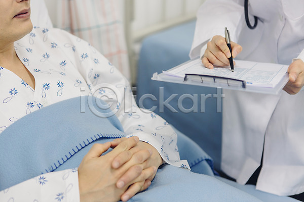 남자 두명 성인 성인만 여자 한국인 JPG 포토 기록 병실 병원 병원침대 서류판 실내 의사 의학 진료 환자 환자복