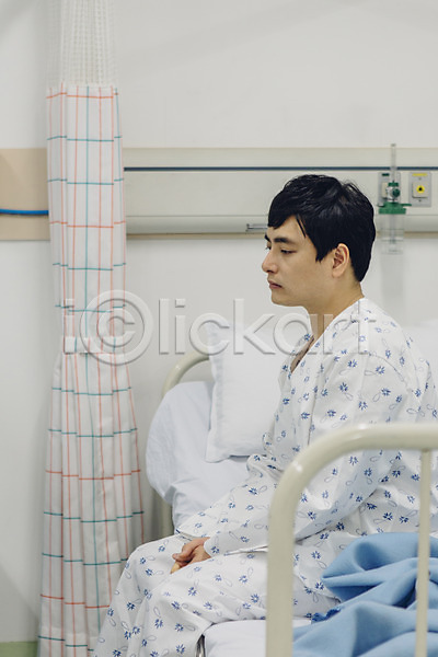 고통 30대 남자 성인 한국인 한명 JPG 옆모습 포토 무표정 병실 병원 병원침대 실내 앉은키 의학 환자 환자복