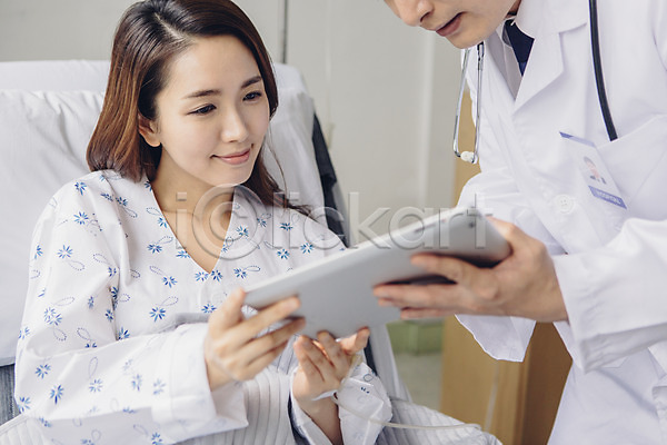 30대 남자 두명 성인 성인만 여자 한국인 JPG 포토 병실 병원 병원침대 설명 실내 앉기 의사 의학 진료 태블릿 환자 환자복