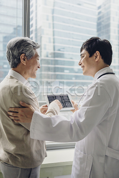 30대 60대 남자 두명 성인 한국인 JPG 옆모습 포토 마주보기 미소(표정) 병원 보호자 서기 설명 실내 의사 의학 진료 태블릿