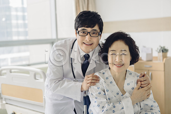 30대 60대 남자 두명 성인 성인만 여자 한국인 JPG 포토 미소(표정) 병실 병원 병원침대 실내 안경낌 의사 의학 진료 환자 환자복