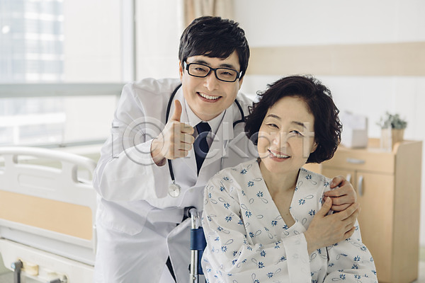 30대 60대 남자 두명 성인 성인만 여자 한국인 JPG 포토 미소(표정) 병실 병원 병원침대 실내 안경낌 엄지손가락 의사 의학 진료 환자 환자복
