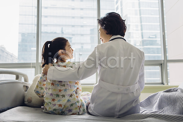 위로 희망 60대 두명 성인 소녀(어린이) 어린이 여자 한국인 JPG 뒷모습 포토 병실 병원 병원침대 실내 앉기 여의사 의사 의사가운 의학 환자 환자복