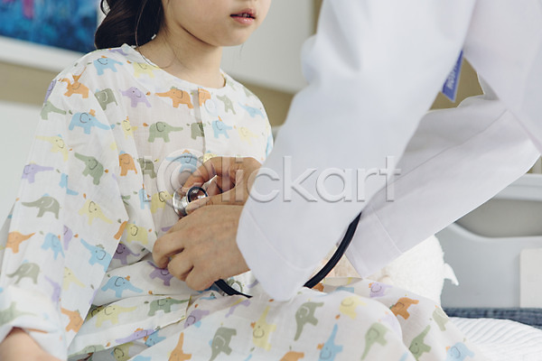 두명 성인 소녀(어린이) 어린이 여자 한국인 JPG 포토 병실 병원 병원침대 실내 앉기 여의사 의사 의사가운 의학 진료 청진기 환자 환자복