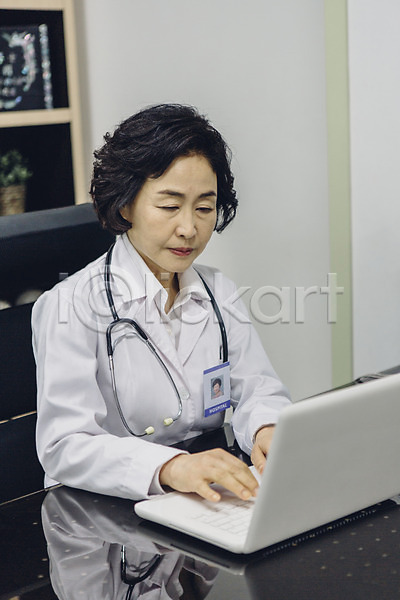 60대 성인 여자 한국인 한명 JPG 옆모습 포토 검색 노트북 병원 실내 앉기 여의사 의사 의사가운 의학 진료실 책상