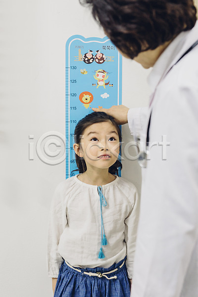 두명 성인 소녀(어린이) 어린이 여자 한국인 JPG 포토 병원 서기 신체검사 실내 여의사 의사 의사가운 의학 키재기