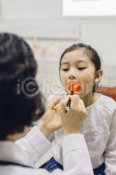 60대 두명 성인 소녀(어린이) 어린이 여자 한국인 JPG 포토 병원 실내 앉기 여의사 의사 의사가운 의학 입벌림 진료 진료실 환자