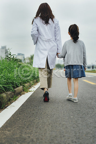 산책 30대 두명 성인 소녀(어린이) 어린이 여자 여자만 한국인 JPG 뒷모습 포토 걷기 산책로 손잡기 야외 여의사 의사 의사가운 의학 전신 주간