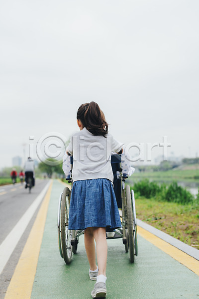 산책 30대 두명 성인 소녀(어린이) 어린이 여자 여자만 한국인 JPG 뒷모습 포토 가족 간호 딸 모녀 밀기 야외 엄마 의학 주간 환자 휠체어