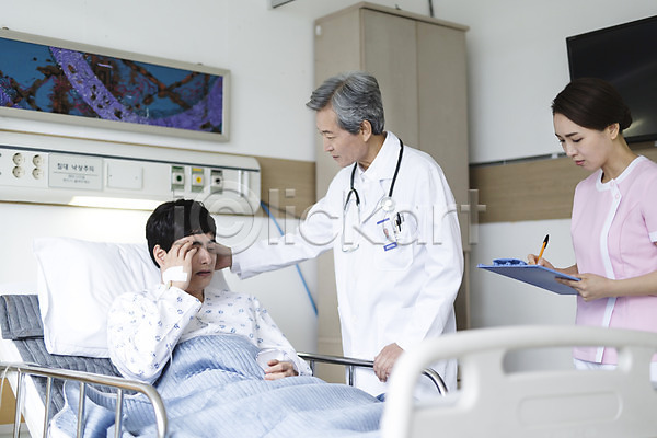 고통 30대 60대 남자 성인 성인만 세명 여자 한국인 JPG 포토 간호사 두통 병실 병원 병원침대 서류판 실내 의사 의학 진료 환자 환자복