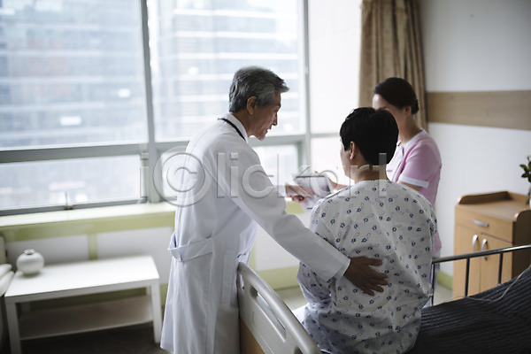30대 60대 남자 성인 여자 한국인 JPG 뒷모습 포토 간호사 병실 병원 병원침대 실내 엑스레이 의사 의학 진료 태블릿 환자