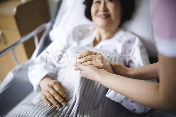 60대 두명 성인 성인여자만 여자 한국인 JPG 아웃포커스 포토 간호 간호사 병원 손잡기 실내 의학 진료 환자