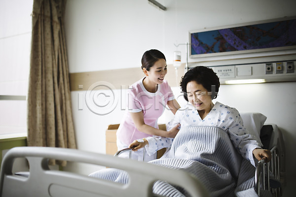 도움 30대 60대 두명 성인 성인여자만 여자 한국인 JPG 포토 간호 간호사 병실 병원 병원침대 실내 의학 진료 환자