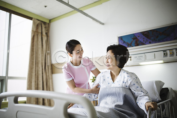 도움 30대 60대 두명 성인 성인여자만 여자 한국인 JPG 포토 간호 간호사 병실 병원 병원침대 실내 의학 진료 환자